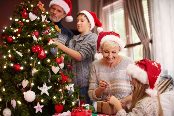 La décoration de la maison pour les fêtes est une activité à faire en famille à noel appréciée par petits et grands.