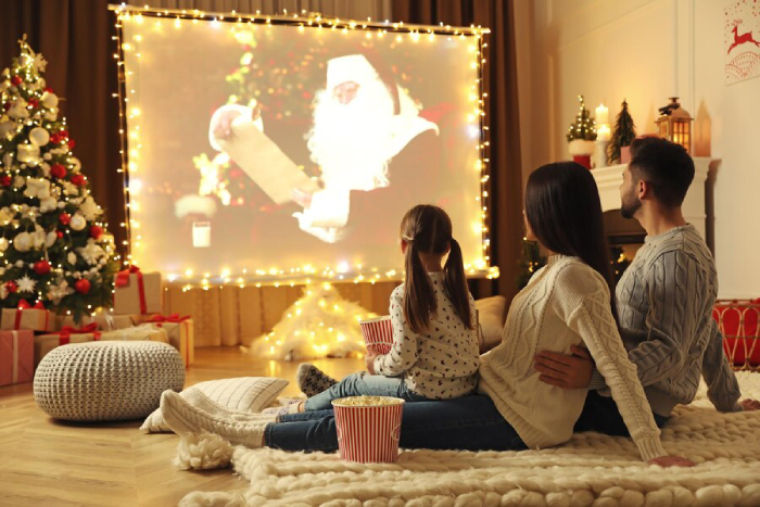 Regarder des films classiques est la réponse parfaite à la question de savoir que faire en famille à Noël.