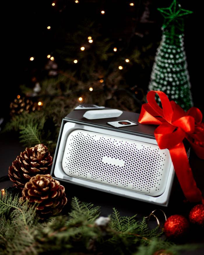 Haut-parleur portable Bluetooth est une idée Secret Santa homme qui permet d'écouter sa playlist ou ses podcasts préférés partout.