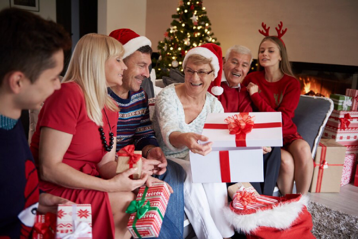 Le secret santa est un jeu amusant à organiser en famille pour l'échange de cadeaux.