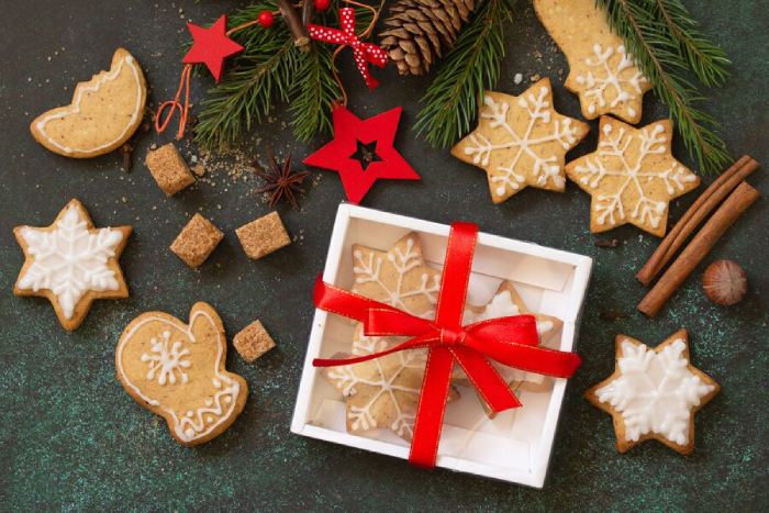 Offrir des biscuits de Noël pour apporter une touche sucrée aux célébrations.