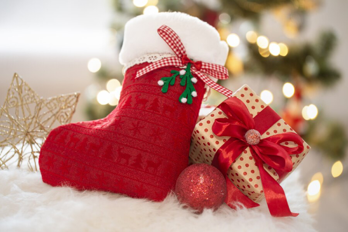 La chaussette de Noël suspendue avec soin offre un espace pour des surprises joyeuses.