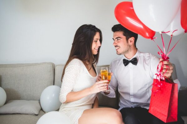 Un an de mariage, un an de câlins doux, de rires partagés et de rêves communs. Joyeuse noce de coton!