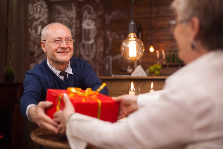 Top 20+ idées cadeaux homme 80 ans exceptionnelles et uniques