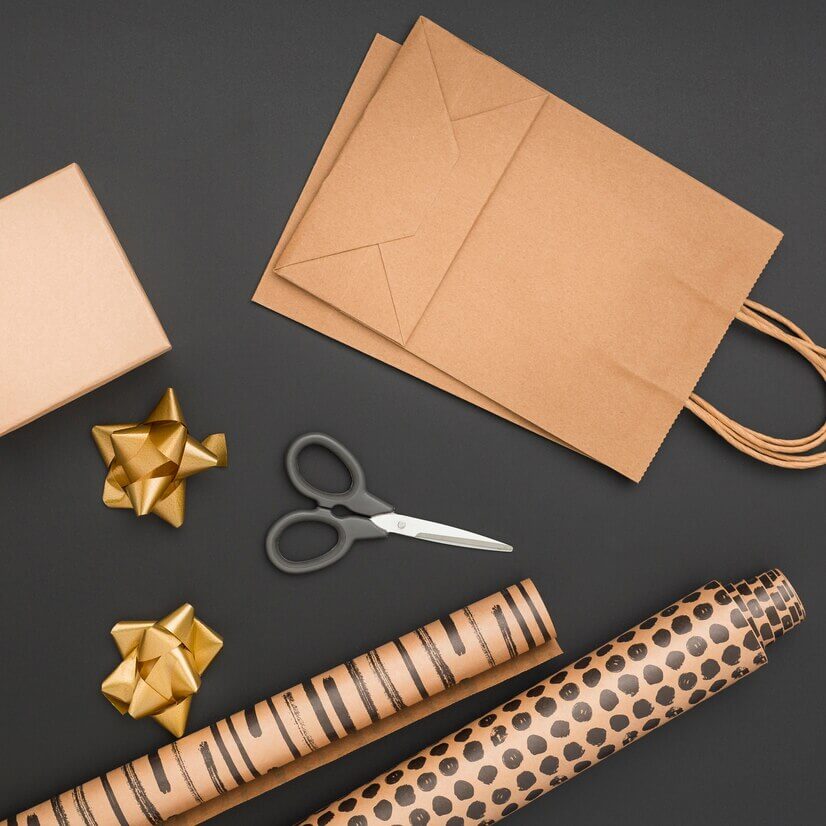 Préparez des matériaux essentiels pour emballer votre cadeau sans utiliser la boîte 