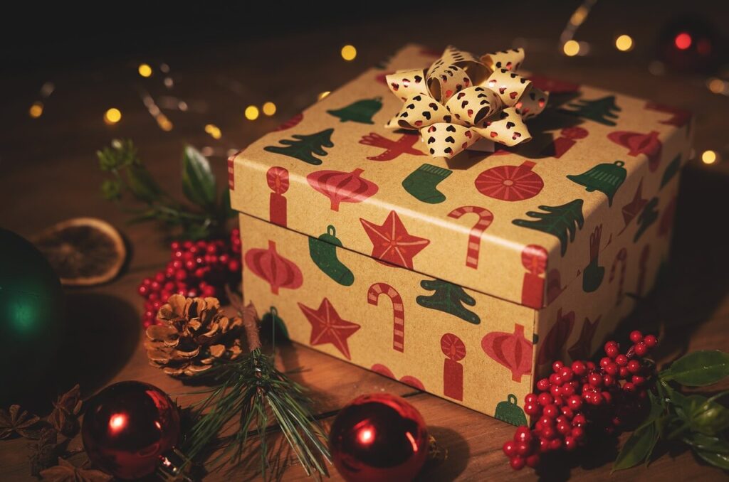 Utilisez une boîte décorative si vous n'avez pas de papier d'emballage pour le gros cadeau