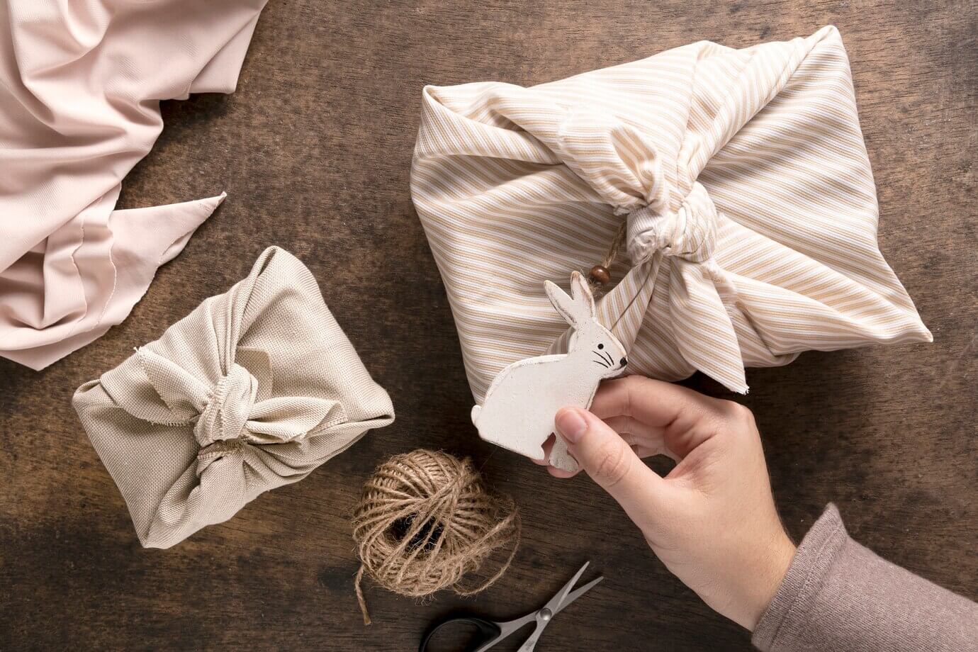 L'emballage en tissu ajoute l'élegance à votre cadeau
