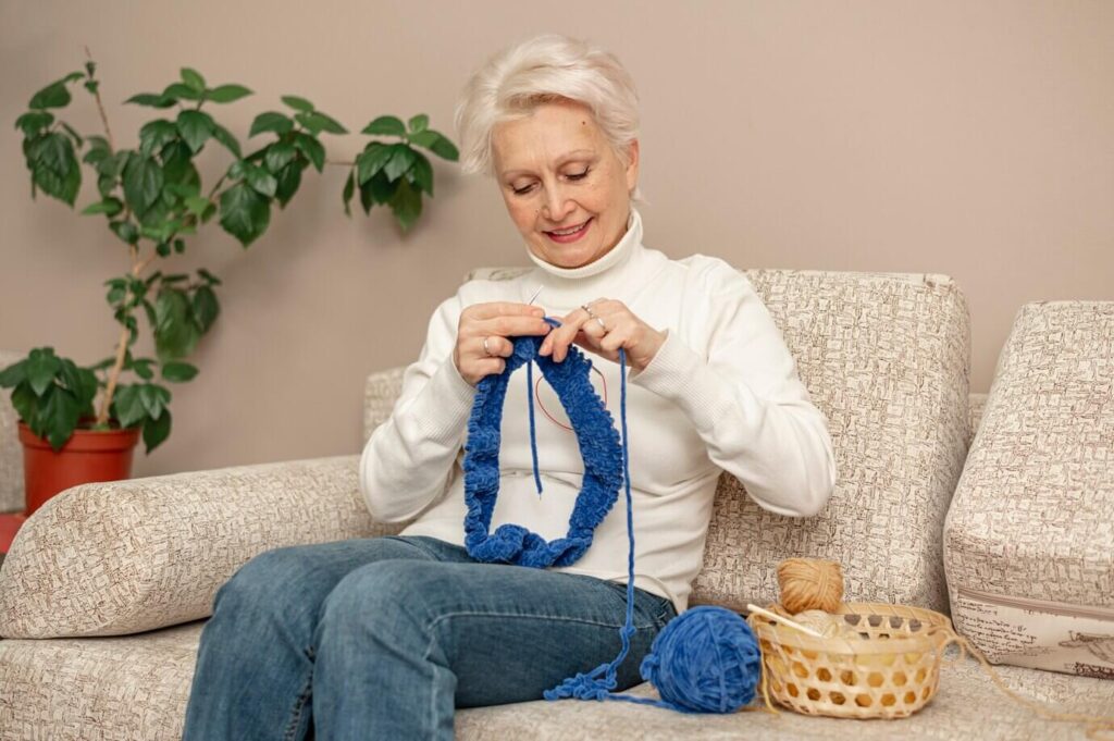 Un cours de tricot sera certainement bien apprécié par votre maman de 60 ans