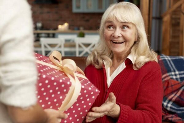 Top 30 idées cadeaux femme 80 ans remplies d’amour