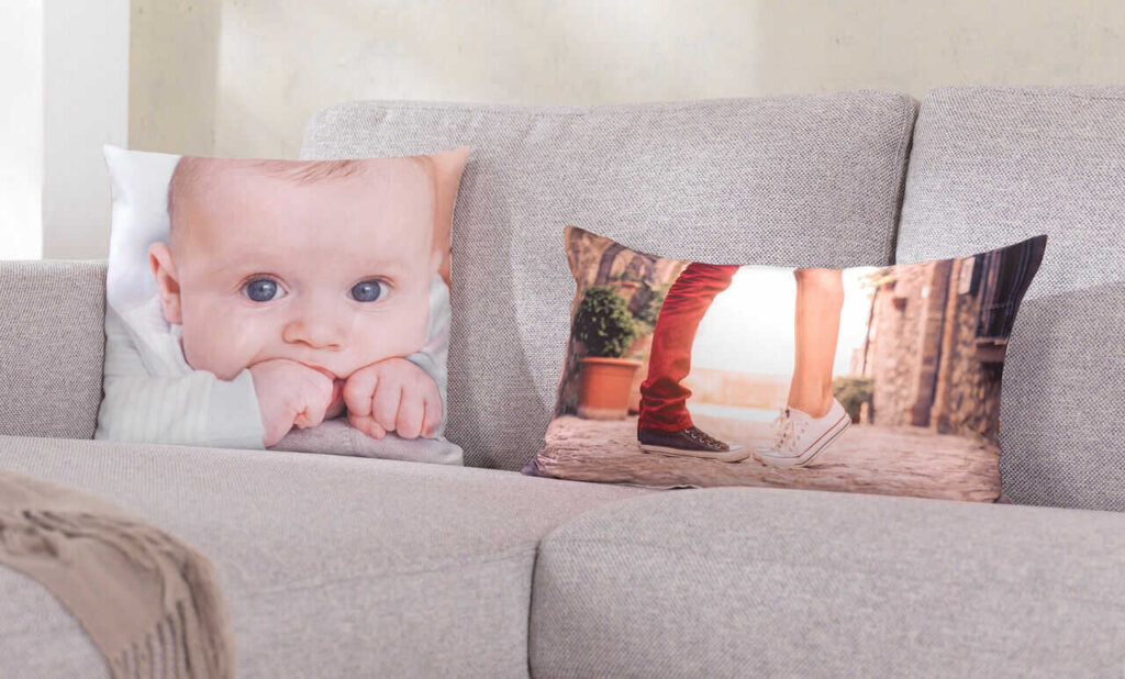 Un coussin décoratif avec l'image de bébé 