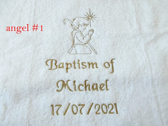 Serviette de baptême brodée avec le prénom