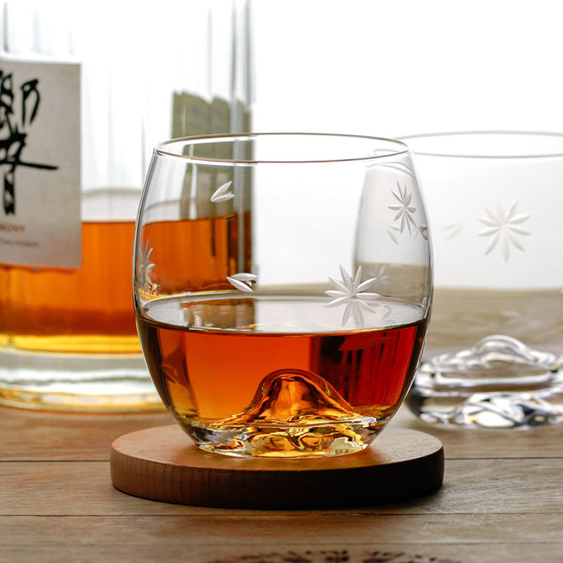 Idée cadeau pour parents avec un verre à whisky gravé personnalisé, élégant et raffiné, parfait pour célébrer des moments spéciaux en famille.