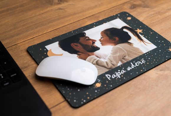 Idée cadeau pour parents avec un tapis de souris personnalisé illustrant des photos de famille, parfait pour allier praticité et émotions dans la vie quotidienne.