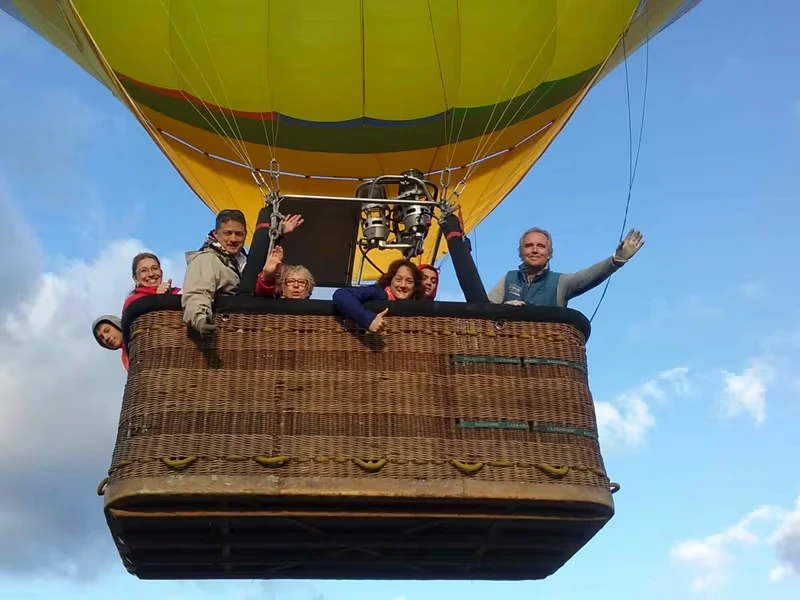 Idée cadeau pour parents avec une excursion en montgolfière, offrant une expérience unique et mémorable pour admirer des paysages spectaculaires depuis le ciel.